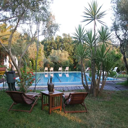 Charming In With Pool & Garden Holiday home Maida