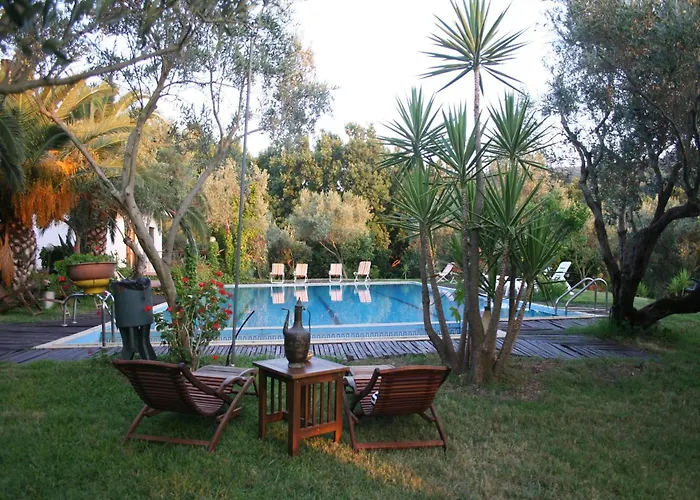 Charming In With Pool & Garden Casa de Férias Maida